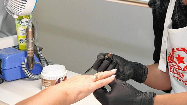 Vorbildlich: Handschuhe wie hier sollten die Nageldesignerinnen und Nageldesigner bei ihrer Arbeit tragen.
