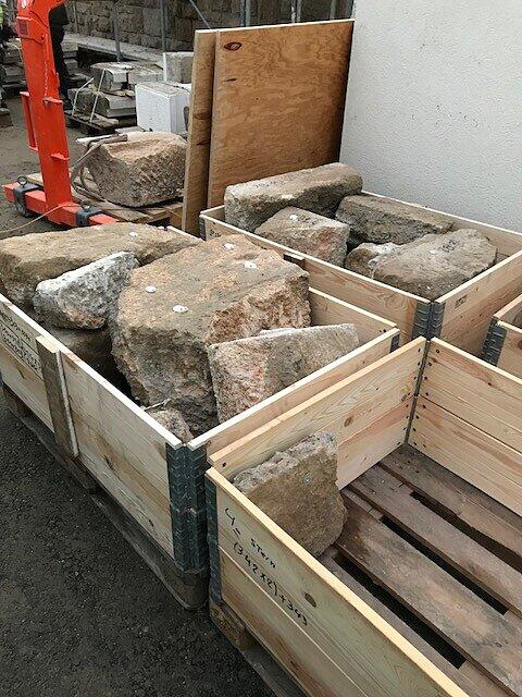 So sahen die Steine aus, als sie im Außenlager eintrafen. Jedes Bauteil ist nummeriert. Nur so ist der exakte Wiederaufbau der ...