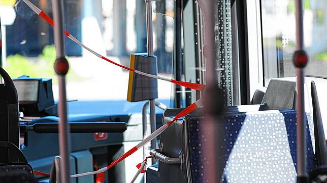 &bdquo;Bitte hinten einsteigen&ldquo; heißt es in Zeiten von Corona in den Bussen.