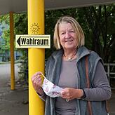 Auftakt in die OB-Wahl Konstanz 2020: Als erste Wählerin kommt Karin Müller auf dem Wahllokal in der Grundschule Sonnehalde im Stadtteil ...