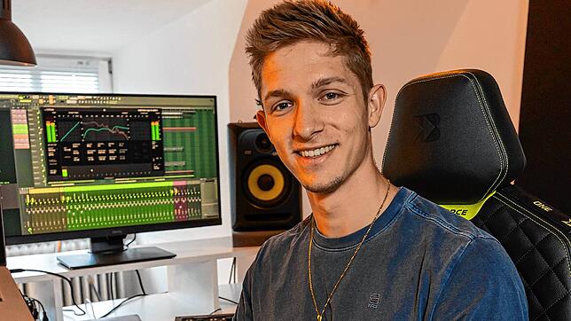 Bild : Der Konstanzer Künstler NRONE tüftelt an seiner musikalischen Karriere &ndash; und ein Zufall beschert ihm die Aufmerksamkeit bekannter Produzenten