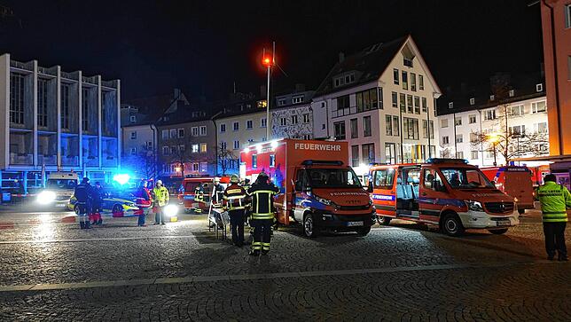 Großeinsatz in der Häfler Innenstadt: In der Nacht vor dem Jahreswechsel brannte es zeitgleich im Parkhaus am See und in einem Geschäft ...