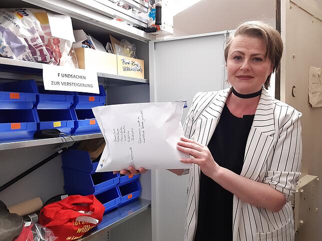 Silvana Nouar zeigt den Schrank mit den Fundsachen im Rathaus Waldshut.