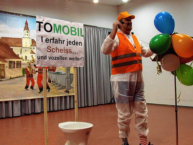 Ortsvorsteher Tobias Schatz in seinem witzigen Vortrag mit dem Titel „I erfahr‘ jeden Scheiß“.