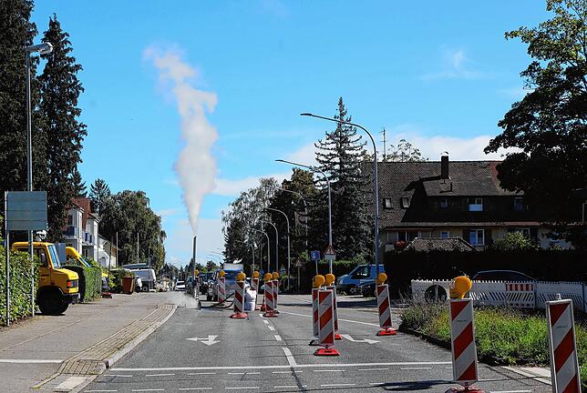 Habemus Papam? Nein, der weiße Dampf am Himmel signalisiert nicht, dass ein neuer Papst gewählt wurde. Das ist Wasserdampf, der zum ...