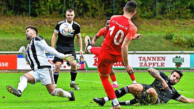 Teufelskerl: Torwart Fatih Er (links) hielt den SV 08 Laufenburg beim 1:1 im Derby gegen den FC Tiengen 08 immer wieder im Spiel. Hier ...