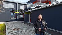Gruppenleiter Ingo Dreher steuert die Drohne der Pfullendorfer Feuerwehr, die sich bei ihren Einsätzen das Fluggerät zunutze macht. Sie ...