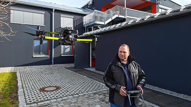 Gruppenleiter Ingo Dreher steuert die Drohne der Pfullendorfer Feuerwehr, die sich bei ihren Einsätzen das Fluggerät zunutze macht. Sie ...