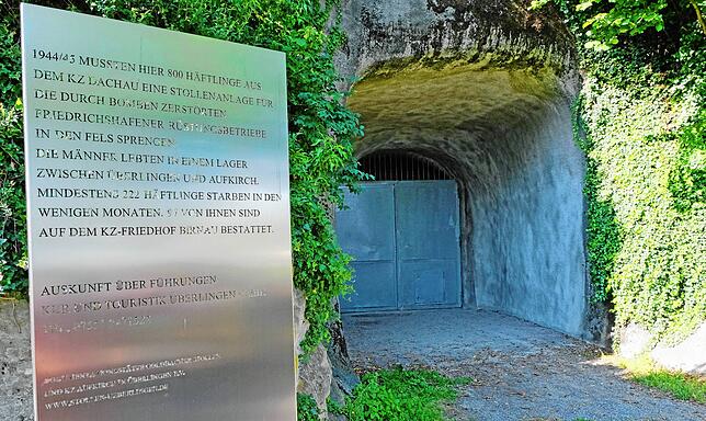 Der Eingang zum Stollensystem in Überlingen Goldbach. Links eine Erinnerungs- und Gedenktafel. Dieser Zugang wurde erst nach dem Krieg ...