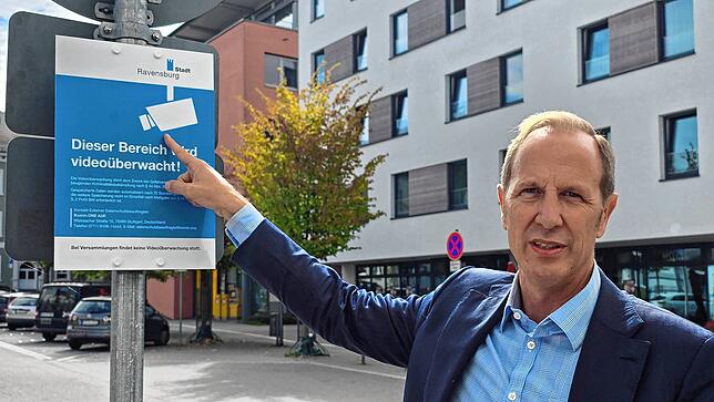 Ravensburgs Oberbürgermeister Daniel Rapp kämpft seit Jahren für eine Videoüberwachung am Bahnhof. Jetzt ist es soweit, Schilder weisen ...