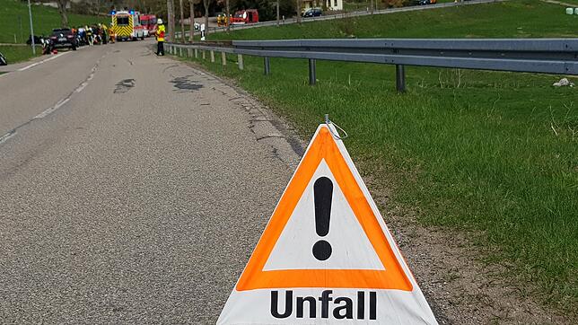Leicht verletzt wurde ein Motorradfahrer aus der Schweiz der mit seiner Maschine am Ostersonntag bei Strittmatt gegen einen Baum ...