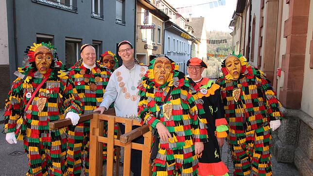 Tradition: Einzigartig in der Region ist wohl das Absetzen des Bürgermeisters in Stühlingen am Schmutzigen Dunnschtig. Denn dieser wird ...