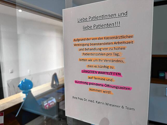Aktueller Aushang am Empfang in der Hausarztpraxis von Katrin Wiesener, um die Patienten zu informieren.