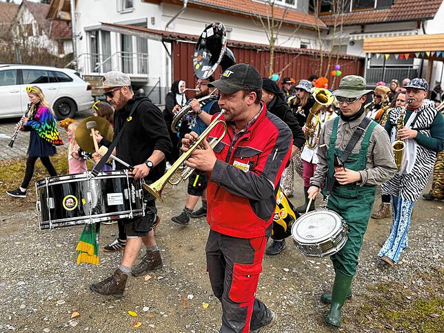 Der Musikverein Deggenhausen-Lellwangen beim Narrenbaumstellen in Lellwangen in Aktion