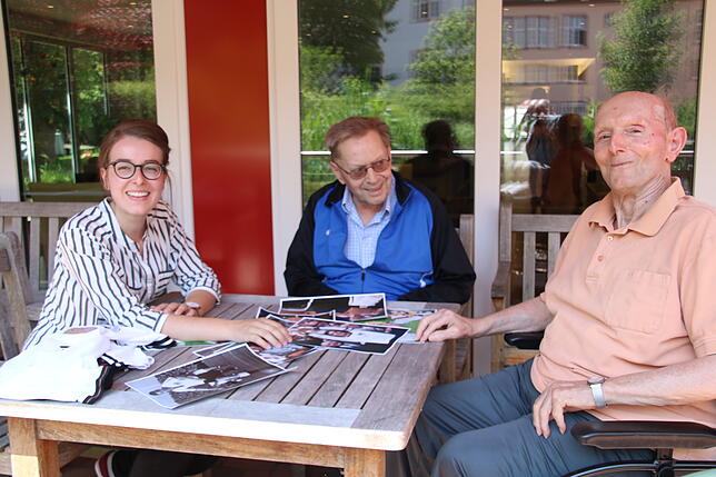 Sozialpädagogin Corinna Graf auf der Terrasse des Hüfinger FF-Altenpflegeheims mit Karl Hauschel (Mitte) und Hermann Ilg bei der ...