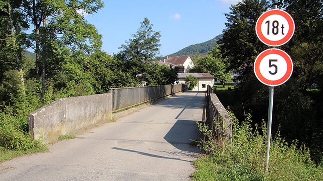 Über die Wutachbrücke in Achdorf rollt der ganze Schwerverkehr zum Klärwerk Achdorf.
