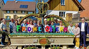 Es ist vollbracht: Nahezu tausend bemalte Eier schmücken den 32. Taisersdorfer Osterbunnen. Beim ersten Osterbrunnenfest gratuliert ...