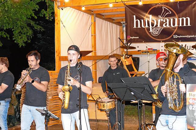 Bild 13: Hunderte Gäste strömen zum Auftakt an das 68. Waldfest in der Geschichte des Musikvereins Aufen.