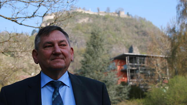 Vor dem Singener Hausberg Hohentwiel und dem Hegau-Bodensee-Klinikum: Peter Fischer, Geschäftsführer des Gesundheitsverbundes im ...