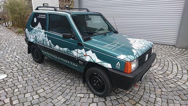 So sieht der Rallyepanda fertig aus. Jetzt ist auch die auffällige Beklebung angebracht.