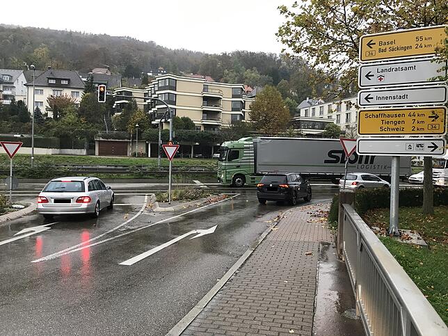 B&nbsp;500/B&nbsp;34: An der Kreuzung B&nbsp;500/B&nbsp;34 rät die Stadt Verkehrsteilnehmern, nicht das Reißverschluss-Verfahren zu ...