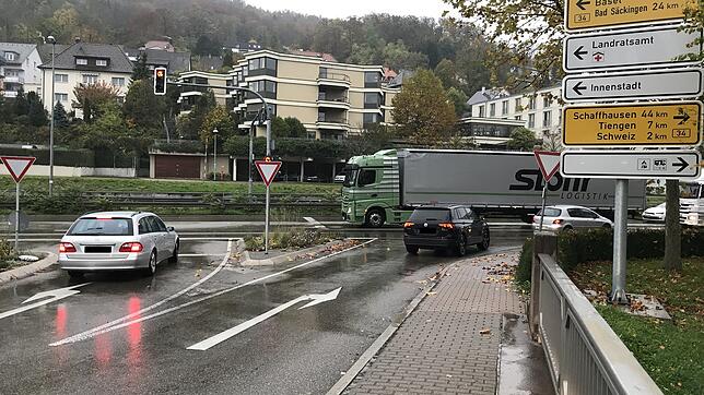 B&nbsp;500/B&nbsp;34: An der Kreuzung B&nbsp;500/B&nbsp;34 rät die Stadt Verkehrsteilnehmern, nicht das Reißverschluss-Verfahren zu ...