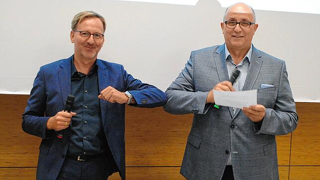 Statt mit Handschlag gratulierte Oberbürgermeister Philipp Frank (links) Dieter Flügel mit Ellenbogengruß zum neuen Amt als SPD-Stadtrat.