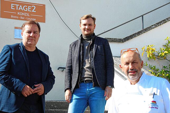 Andreas Gaul (von links) und Benjamin Schäfer von Gauls Catering, rechts Manfred Hölzl.