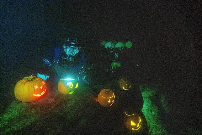 Bild 3: Halloween-Grusel unter Wasser: Kürbisse leuchten auf dem Grund des Rheins