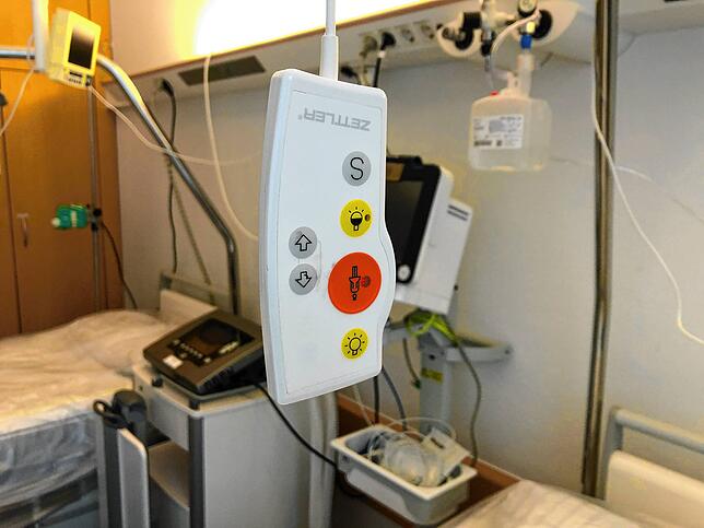 Patientenzimmer: Wie üblich, kann jeder Patient nach Hilfe rufen.