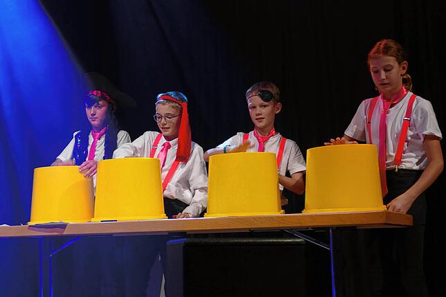 Die Eimer-Percussion ist einer der Programmpunkte, den die Jungmusiker unter der Leitung von Morena Reichmann einstudiert haben.