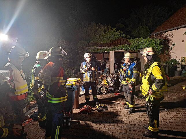 Lagebesprechung beim Feuerwehreinsatz im Löschweg in Salem-Mimmenhausen.