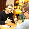 Jan-Philipp Braun (links) im Gespräch mit SÜDKURIER-Volontär Julian Singler. Der 21-jährige Fußballer verließ bereits früh das ...