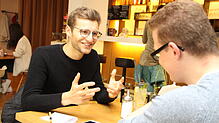 Jan-Philipp Braun (links) im Gespräch mit SÜDKURIER-Volontär Julian Singler. Der 21-jährige Fußballer verließ bereits früh das ...