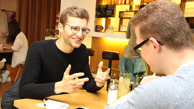 Jan-Philipp Braun (links) im Gespräch mit SÜDKURIER-Volontär Julian Singler. Der 21-jährige Fußballer verließ bereits früh das ...