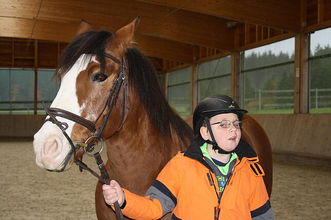 Henrik bei der Reittherapie.