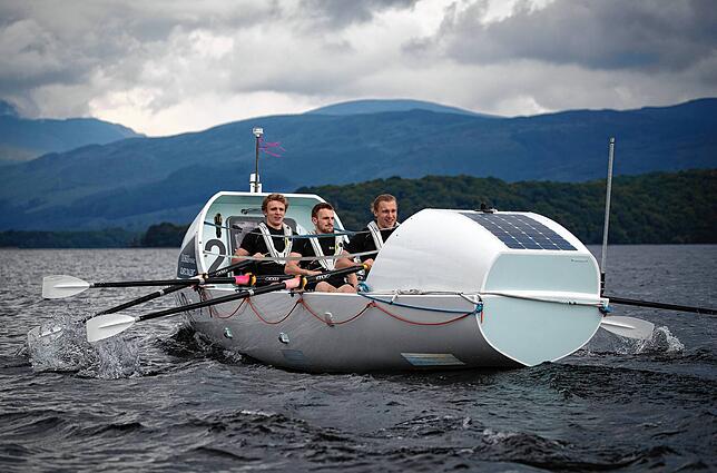 Die Brüder (von links) Lachlan, Ewan und Jamie MacLean aus Edinburgh testen ihr hochseetaugliches Ruderboot auf dem Loch Lomond. Ganz so ...