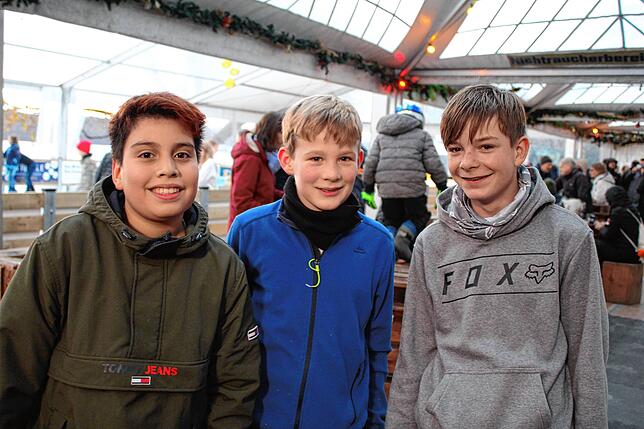 Franco (links) feiert auf der Eisbahn seinen zwölften Geburtstag. Seine Freunde Leon (mitte) und Nico (rechts) sind auch vor Ort.