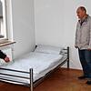 Gertrud und Eberhard Schied schauen sich die Einrichtung eines Zimmers in der Unterkunft im alten Rathaus von Neufrach an: &bdquo;Schon ...