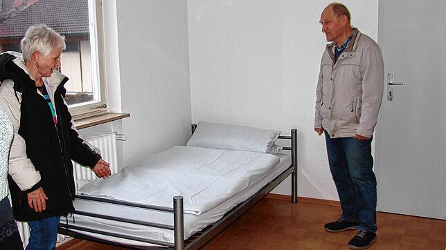 Gertrud und Eberhard Schied schauen sich die Einrichtung eines Zimmers in der Unterkunft im alten Rathaus von Neufrach an: &bdquo;Schon ...