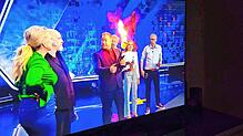 Na, wer traut es sich zu? Hannes Schwarz übernimmt kurzzeitig die Moderation für seinen Show-Act. Barbara Schöneberger (von links), ...