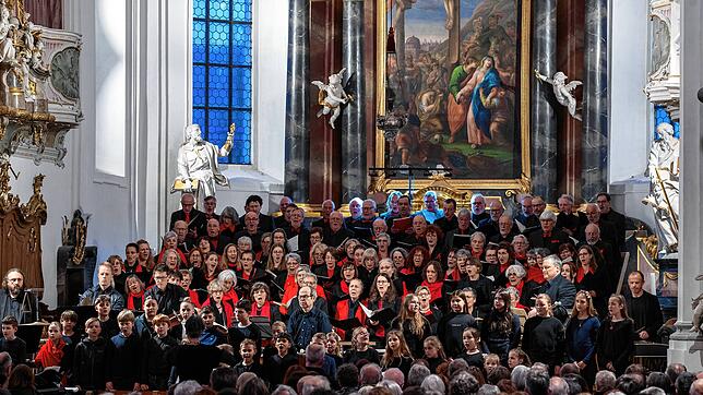 Glanzvolles Konzert in der St. Martinkirche in Meßkirch: Carmina Burana von Carl Orff wurde vom Kreutzerchor Meßkirch, Quartett plus ...