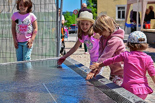 Die Kinder haben schon jetzt ihre Freude an den Wasserspielen.