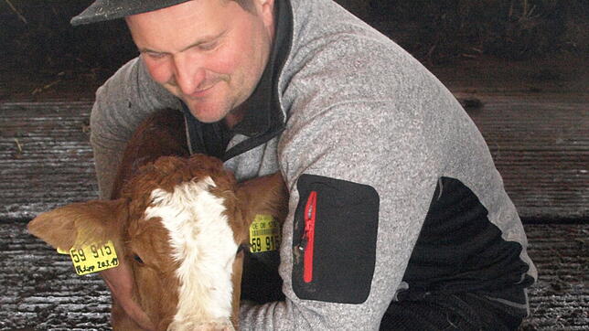 Nach einem Vorfall mit einem Hund ist Landwirt Bernhard Maier aufgewühlt: Was wäre, wenn der Wolf käme?