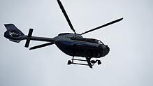 Mit einem Polizeihubschrauber nimmt die Polizei die Verfolgung der Motorradraser auf (Symbolbild).