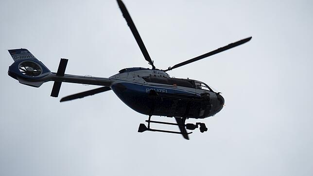 Mit einem Polizeihubschrauber nimmt die Polizei die Verfolgung der Motorradraser auf (Symbolbild).
