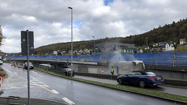 Derzeit werden die Rampen der Kolpingbrücke beim Waldshuter Bahnhof saniert. Schon von weitem sind Staubwolken zu sehen. An dieser ...