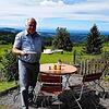 Hans-Peter Kleemann auf der Terrasse des Berggasthofs Höchsten mit Bodensee-Panorama. Zurzeit begrüßt er vor allem Stammgäste, die die ...