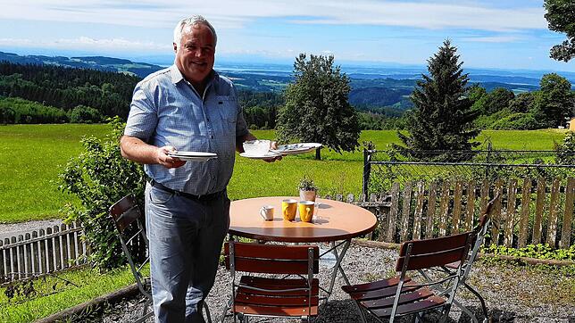 Hans-Peter Kleemann auf der Terrasse des Berggasthofs Höchsten mit Bodensee-Panorama. Zurzeit begrüßt er vor allem Stammgäste, die die ...