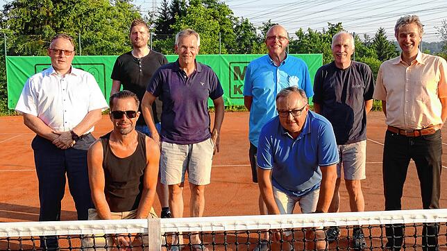 Der Vorstand des Tennisclub Murg-Laufenburg freut sich über die gelungene Fusion mit dem Tennisclub Laufenburg (von links hinten) Martin ...